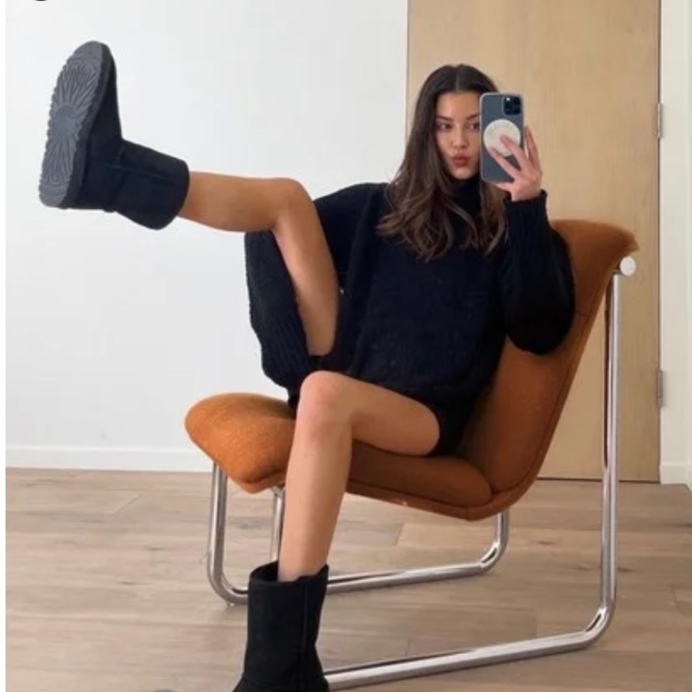 NWT Ugg Classic Short ll in Black Size 7